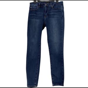Tahari Like New Med Dark Wash Skinny Jeans Size 6 or 28 With a 9” High Rise